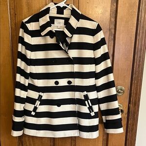 Loft size med spring coat. Lined with pocket closures and front pockets.